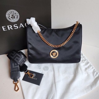 New Versace Bag  (Size 25 x 17.5 x 6.5 cm.)  น้อนน่ารักกกมากกนะคะ  ใส่ของได้เยอะมาก เป็นผ้าไนล่อน นน.เบามากกก