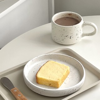 แก้วเซรามิค สีขาวลายจุด ใส่ชา กาแฟ สไตล์เกาหลี มีหูจับ (white choc mug)