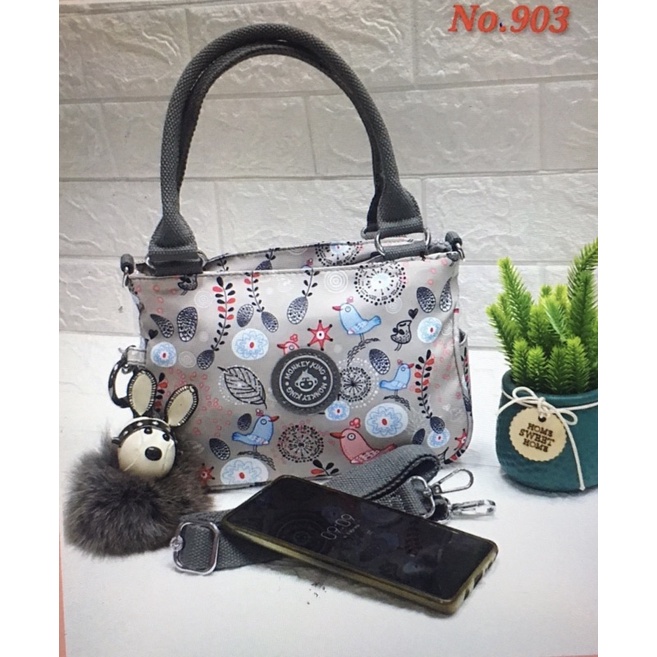 กระเป๋าถือ Monkey king(แท้) พร้อมสายสะพายปรับสายสั้น-ยาวได้  ฐาน3.5นิ้ว กว้าง9นิ้ว สูง7นิ้ว