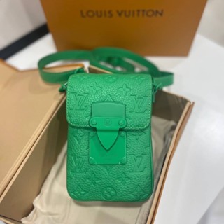 🍒หลุยส์วิตตอง ผ่อนได้ louis vuitton S-LOCK VERTICAL🍒 กระเป๋าสตางค์แบบสะพายรุ่น  LV