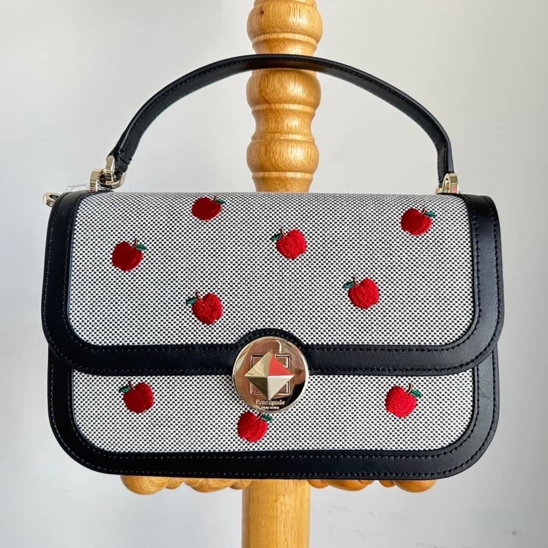 (ผ่อน0%) กระเป๋าสะพายข้าง Kate Spade Audrey Apple Flap Crossbody Bag ขนาด 9 นิ้ว ลายapple สายสีดำ