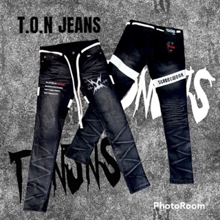 Krathing jeans กางเกงยีนส์ผู้ชาย ขาเดฟ ปักแถบหนังแน่น ปักคาดหลัง แต่งแนวสตรีทแนวๆ พร้อมเชือก มาใหม่กำลังฮิต  เอว 28”-36”