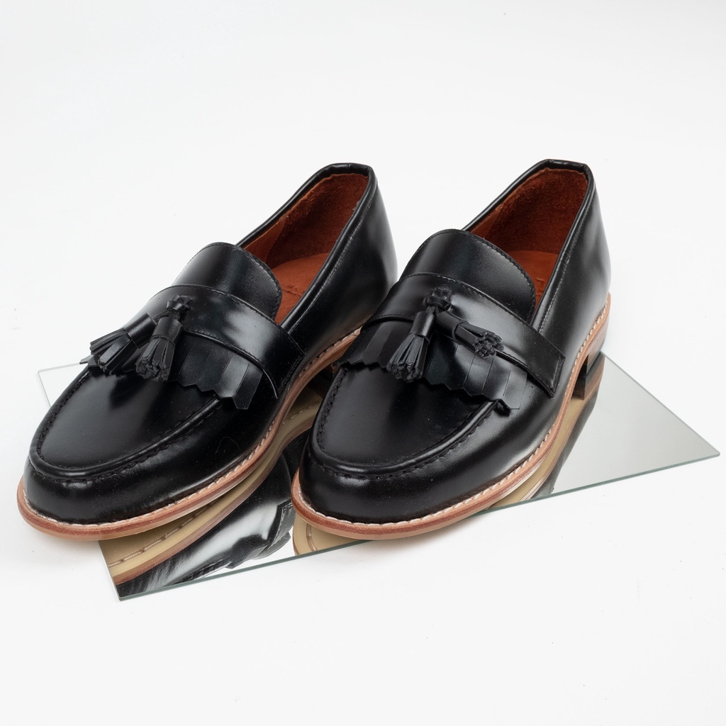 Moonlife Cara - Black รองเท้าหนังแท้ ทรง Loafer มีพู่