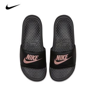 Nike ของแท้ 100% BENASSI รองเท้าแตะ รองเท้าชายหาด พิมพ์ลายตัวอักษร สีดํา สีชมพู สําหรับผู้หญิง ผู้ชาย 343881-007