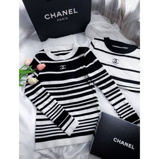 **พร้อมส่ง** เสื้อไหมพรมแขนขาวคอกลม CHANEL ลายทาง งานปัก logo CHANEL ที่หน้าอก