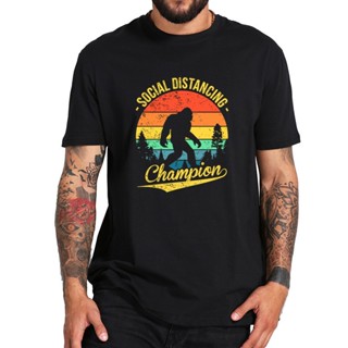 เสื้อผ้าผชเสื้อยืดแขนสั้น พิมพ์ลาย World Champion Bigfoot Keep Social Distancing แฟชั่นฤดูร้อน สําหรับผู้ชายS-5XL