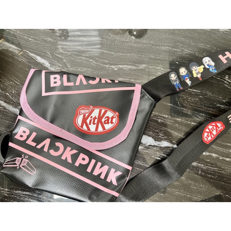 กระเป๋าสะพายข้าง KitKat X Blackpink (ขนาด 19.5*17.5*5 เซนติเมตร)