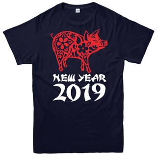 เสื้อผ้าผชLsmtx1 เสื้อยืดแขนสั้นลําลอง ผ้าฝ้าย พิมพ์ลาย Horoscope Year Of Earth Pig สีดํา พลัสไซซ์ สําหรับผู้ชายS-5XL