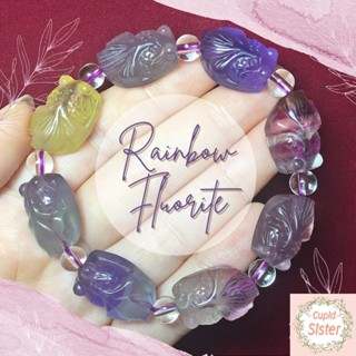 CupidSister สร้อยข้อมือหิน เรนโบว์ฟลูออไรท์ Rainbow Fluorite แกะสลักปลาทอง  กำไลหินนำโชค ข้อมือหินมงคล ขนาด 13.5x20 มิล