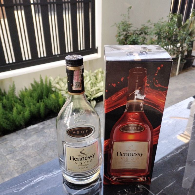 ขวดพร้อมกล่อง Hennessy vsop cognac