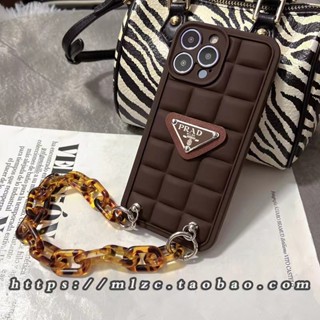 เคสโทรศัพท์มือถือแบบนิ่ม ลายโลโก้หมากรุก Prada พร้อมสายคล้อง สําหรับ iPhone 13 12 11 Pro Max IX XR XsMax 14pro 14Plus 14ProMax