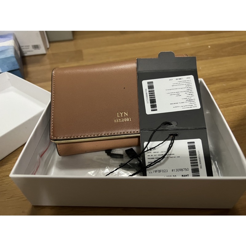 กระเป๋าสตางค์ใบกลางแบรนด์ Lyn แท้