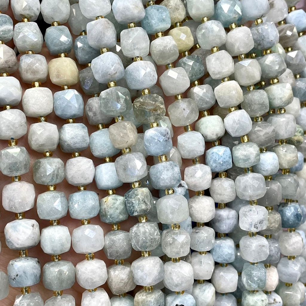 อความารีน Aquamarine ทรงลูกบากศ์ 8*8 เจียผิว เส้นยาว หินธรรมชาติ