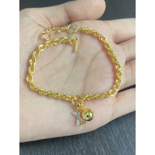 สร้อยข้อมือทอง พร้อมจี้เพชร LV