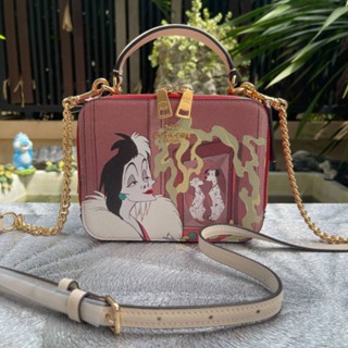 มาใหม่ล่าสุด NEW COACH  DISNEY X COACH BOX CROSSBODY WITH CRUELLA  MOTIF 🔹 สีแดง สวยงาม