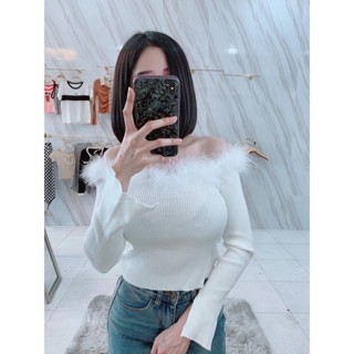 เสื้อไหมพรมแขนยาวคอกว้างแต่งคอด้วยขนนกน่่ารักมาก