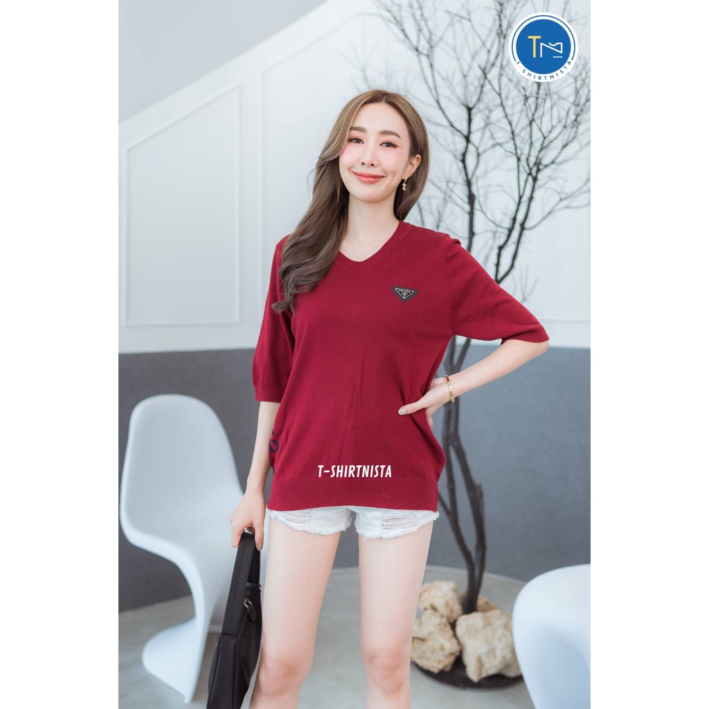 เสื้อไหมพรมคอวี แขนสามส่วน​ เรียบๆดูดี​ ติดโลโก้ T-Shirtnista (SARA2K)