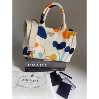 🦋สินค้าพร้อมส่ง🦋   New🤍PRADA RAFIA STAMPATA น่ารัก  size 28x20x15 cm สาย ครอสปรับได้ สวย เรียบ หรู ราคาดีมากก