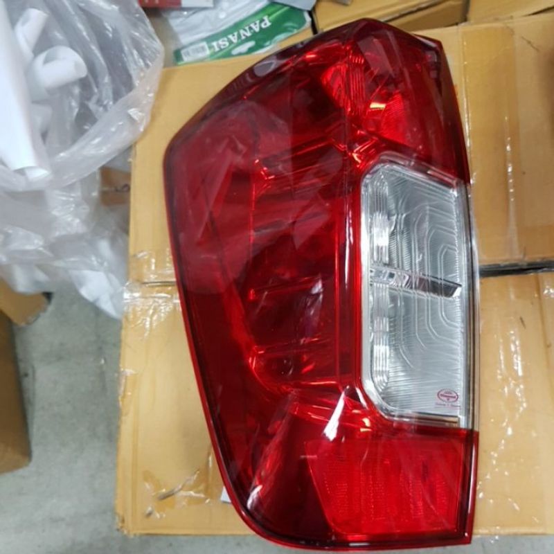 เสื้อ ไฟท้าย​ nissan​ navara​ np300​ 2015​ นาวาร่า​ ไม่มีขั้ว​ รถตอนเดียว