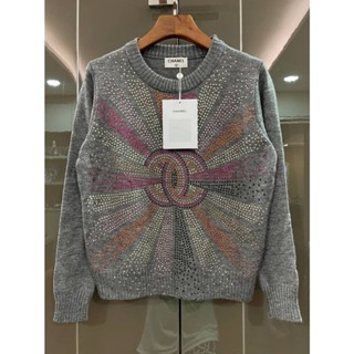 CHANEL GRAY CASHMERE MULTICOLOR U-NECK STRASS LOGO CRYSTAL LONG SLEEVES SWEATER  เสื้อสเวตเตอร์กันหนาว ไหมพรม เทา ชาแนล