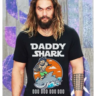 Lsmtx1 เสื้อยืดผ้าฝ้าย พิมพ์ลาย Aquaman Daddy Shark Doo Doo Doo Jason Momoa Ph318 สีดํา พลัสไซซ์ สําหรับผู้ชายสามารถปรับ