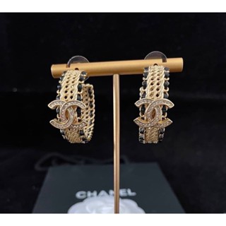 CHANEL GOLD CC CHAIN HOOP EARRING METAL WITH LEATHER AND CRYSTAL JEWELRY เครื่องประดับ ตุ้มหู ต่างหูห่วง แบรนด์ชาแนล ทอง