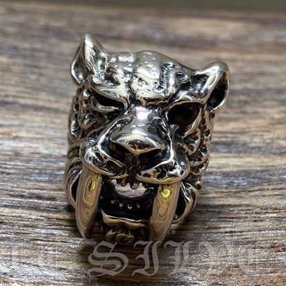 แหวนเงินแท้ เสือเขี้ยวดาบฝังตากาเนต Sterling Silver 925 NSRG963