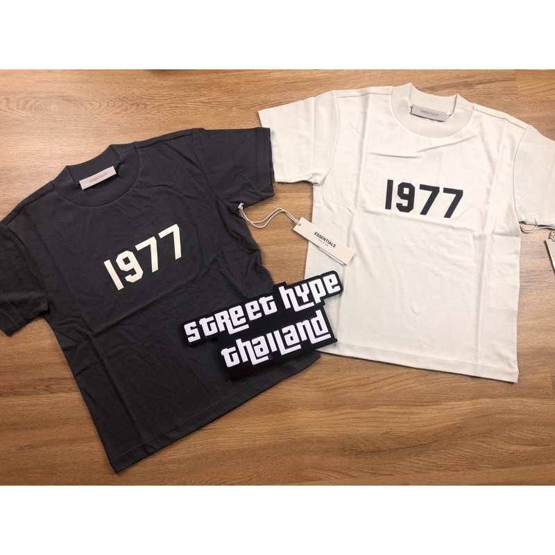 ใหม่พร้อมส่ง ของแท้ Essentials Fear Of God 1977 Iron/ Wheat Tee เหมาะสำหรับผู้หญิงตัวเล็ก หรือ เด็ก