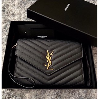 🦋สินค้าพร้อมส่ง🦋   New🤍YSL Envelope Flap Pouch Clutch  มีสายคล้องแขนถอดได้  ขนาด 8.2 x 6.2 x 1.1 นิ้ว