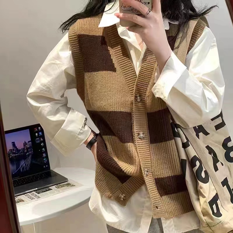 Lune_Grace เสื้อกั๊กไหมพรมถัก ลายทางคอวีแฟชั่นวัยรุ่น กระดุมหน้าทรงหลวม M0605