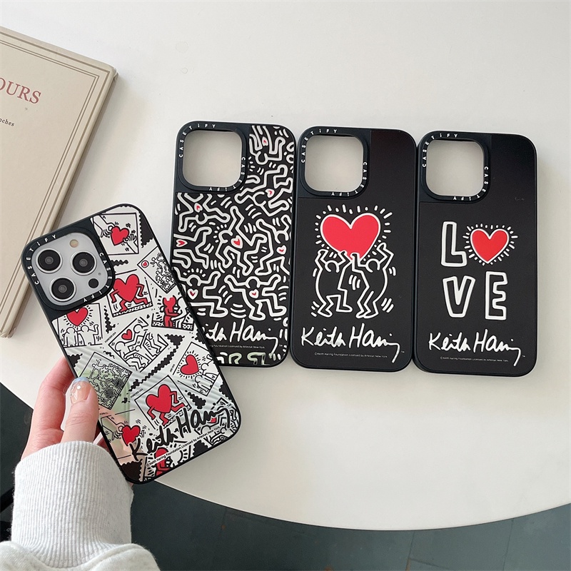 Casetify Keith Haring Men Holding Heart Mirror iPhone สําหรับ 14 Pro MAX 14 Plus 13 Pro MAX 12 Pro MAX 11 TPU ตัวอักษรด้านข้างกันกระแทกฝาครอบโทรศัพท์กลับ INS สไตล์ปลอก