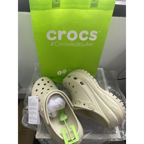 crocs classic mega crush clog size m5/w7 สี Bone (ครีม)