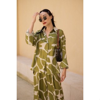 set เสื้อเชิ้ตทรง oversize นิดๆ เนื้อผ้าผสม silk พิมพ์ลายหิน สีสันสวยโดดเด่น
