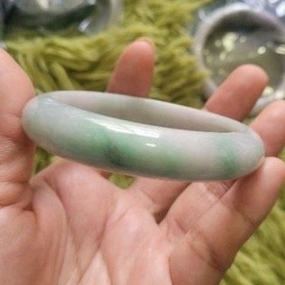 กำไลหยกธรรมชาติแท้ หยกพม่า (Jadeite jade Type A) วงในประมาณ 58มม