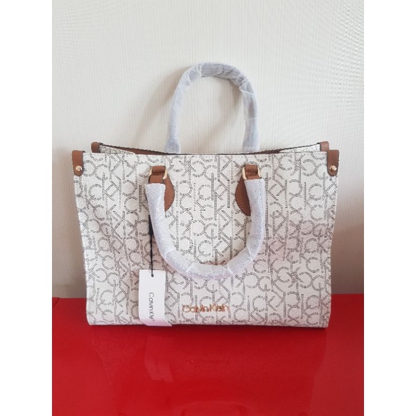 กระเป๋า CALVIN KLEIN