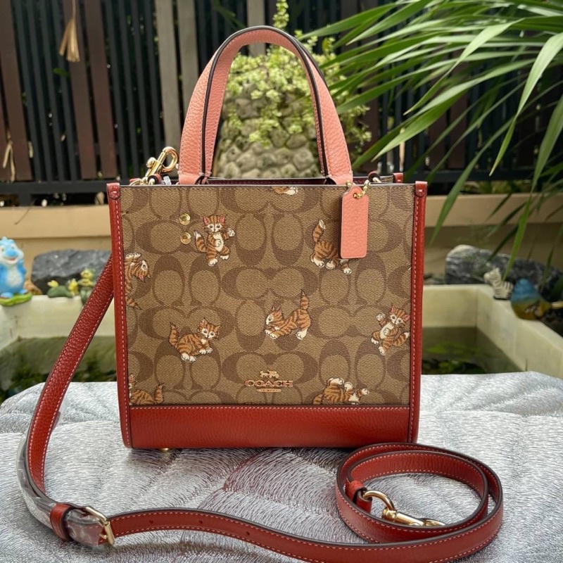 🎀 (สด-ผ่อน) กระเป๋า 8.5 นิ้ว ลายแมว CC424 COACH DEMPSEY TOTE 22 IN SIGNATURE CANVAS WITH DANCING KIT