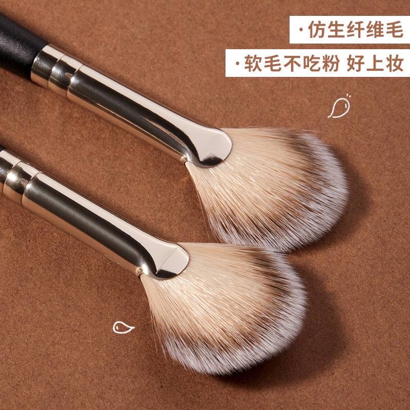 G104 GECOMO แปรงปัดแก้ม ปัดไฮไลท์ ทรงใบพัดขนาดเล็ก เน้นความฟุ้งกระจาย ให้สัมผัสขนนุ่ม 1ชิ้น