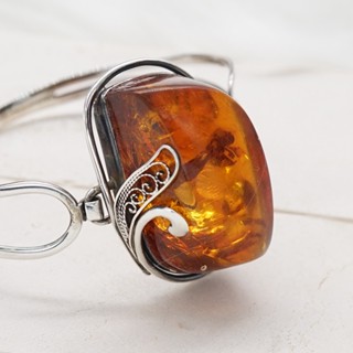 Artisan by NK - กำไลเงินประดับด้วยอำพันแท้จากโปแลนด์ (Silver Bangle with big Natural Amber)