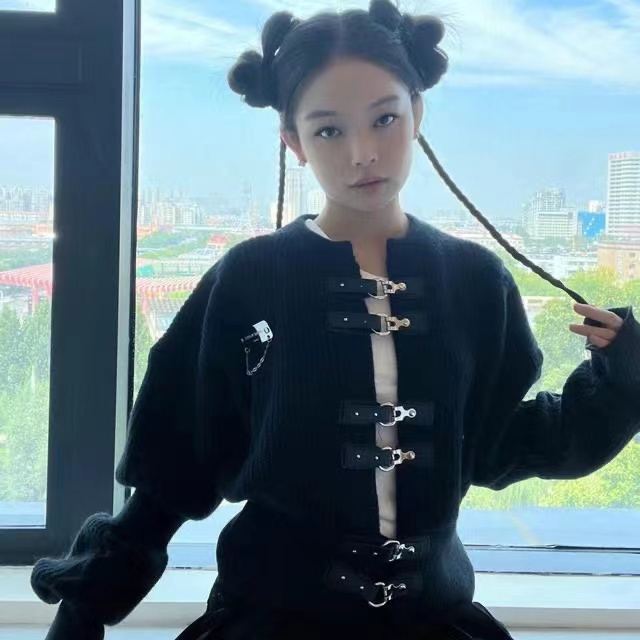 Jennie OUTFIT / เสื้อกันหนาว + กระโปรงสั้น / ชุดสองชิ้น พร้อมส่ง