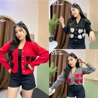 Beiiew เสื้อคลุมไหมพรมเข้าแล้ว งานนี้เข้าแถวรอกันเลยจ้า งานทรงคอวีหน้า แต่งกระดุมเม็ดหัวใจ เป็นงานผ้าทอลายใจข้าง สวยเก๋
