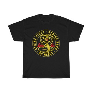 ขายดี!เสื้อยืด พิมพ์ลายโลโก้ Cobra Kai Karate Kid No Mercy Slogan สีดํา สําหรับผู้ชายS-5XL