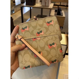 พร้อมส่ง แท้ 🇺🇸💯% New Coach คล้องมือ 1 ซิป S รุ่น Corner Zip Wristlet In Signature Canvas With Strawberry Print (CB592)