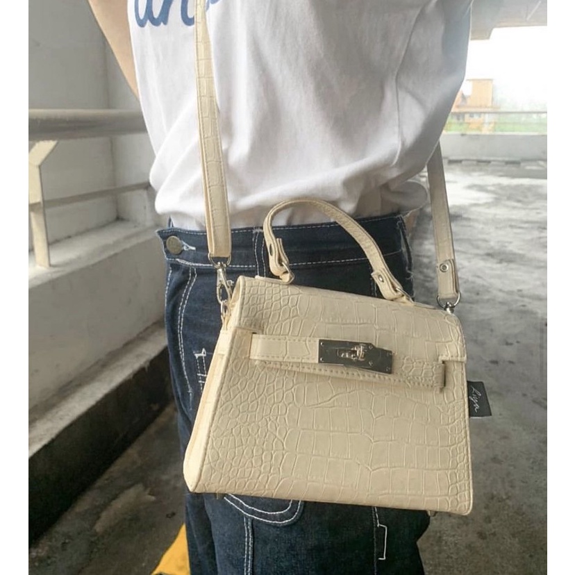 RIYA BRAND BAG กระเป๋าสะพายสีขาวครีม