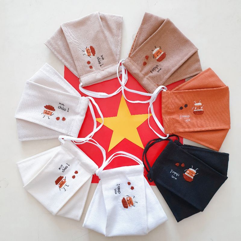 [April Shop] หน้ากากผ้าลินิน 3 มิติ ปักคาเฟ่เวียดนาม "HELLO" (สายมีปุ่มปรับระดับได้)