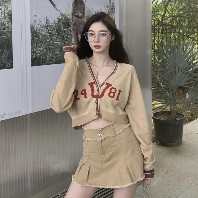 ชุดเซท2ชิ้น เสื้อครอปแขนยาว+กระโปรงสั้น ทรงโอเวอร์ไซด์ ทรงน่ารัก