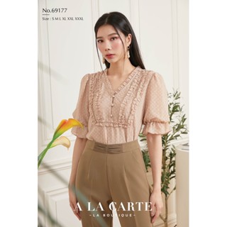 69177 พร้อมส่ง A La Carte เสื้อชีฟองลายจุด เนื้อผ้าใส่สบาย มีซับใน ทรงคอวีแต่งระบายพับรูด ผ่าติดกระดุมมีสาปด้านใน แต่...