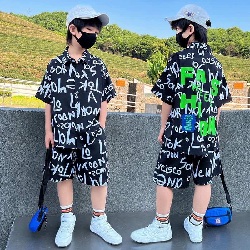 COCO ชุดเสื้อแขนสั้นสำหรับเด็กผู้ชายในช่วงฤดูร้อนปี2022ชุดสองชิ้นสำหรับเด็กสไตล์ตะวันตกสไตล์ใหม่