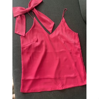 เสื้อสายเดี่ยวสีชมพู มือสอง อก34ผ้ามันมีดโบว์ขวา