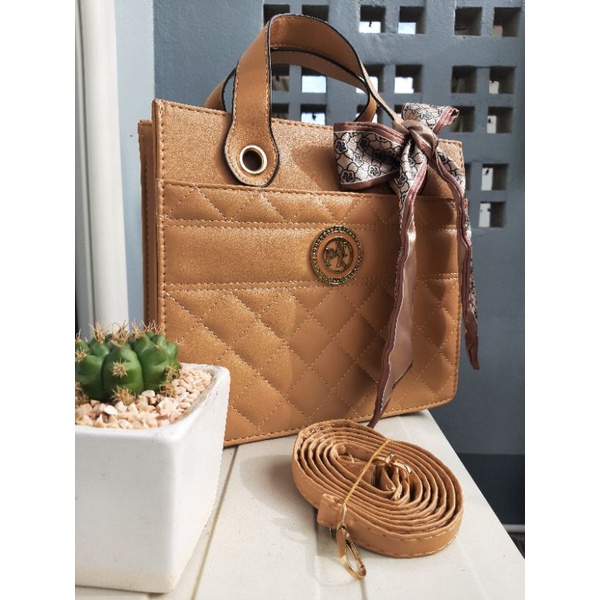 กระเป๋าถือ pnk พร้อมผ้าพัน