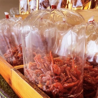 หมูสวรรค์ชิ้นเล็กเม็ดผักชี ถุงซีลสุญญากาศใส น้ำหนัก 1 กิโลกรัม